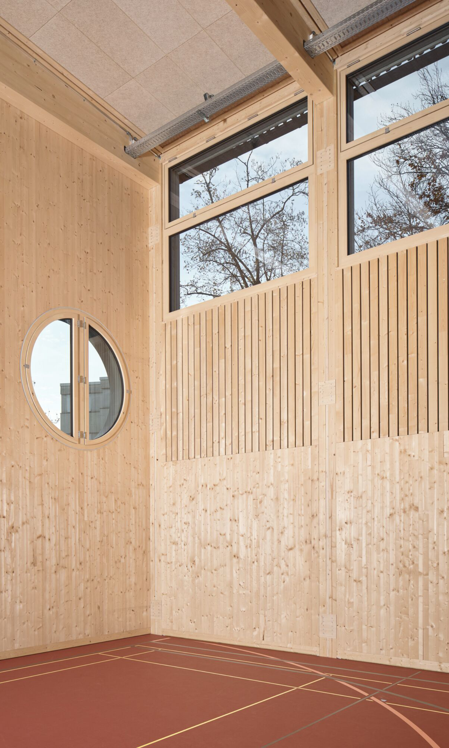 Aménagement intérieur en bois du gymnase Enge.