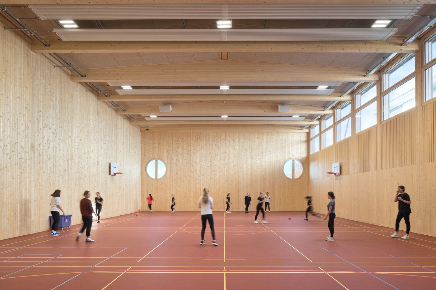 Cours de gymnastique dans la salle de gymnastique simple de l'école cantonale d'Uetikon am See