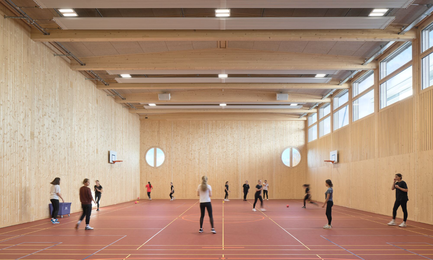 Gymnastics lessons in the single gymnastics hall of the Uetikon am See Cantonal School