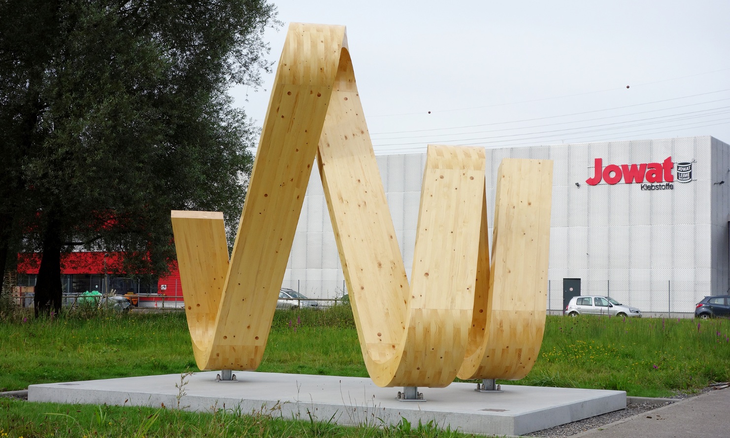 In Zusammenarbeit mit dem Künstler Urs Twellmann ist eine Skulptur für die Firma Jowat entstanden. 