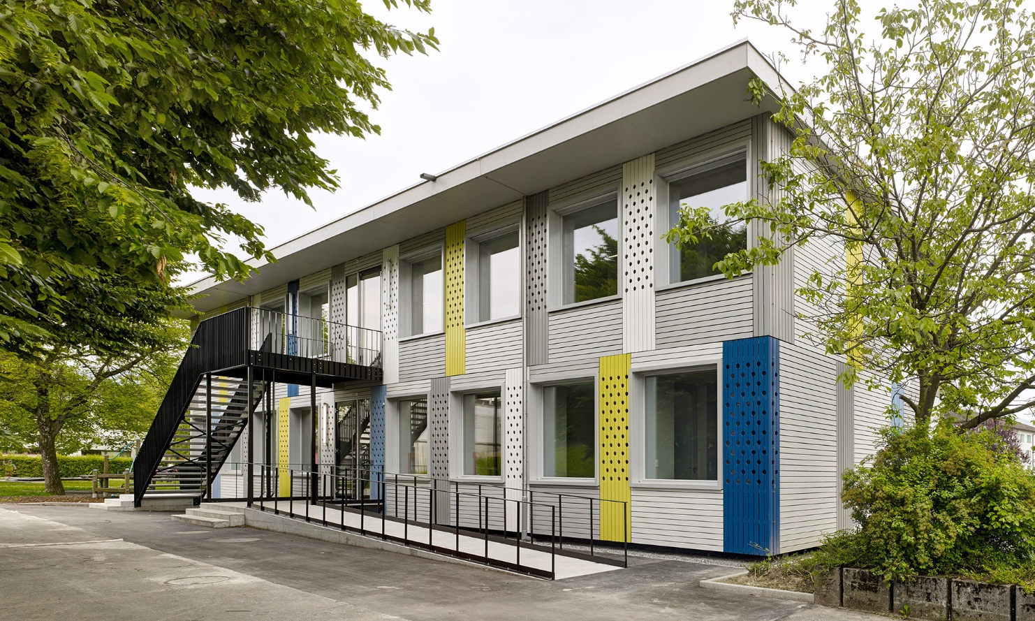 Nicht nur im Unterricht kann es bunt zu und hergehen, auch der Modulbau besitzt eine lebendige Fassade.