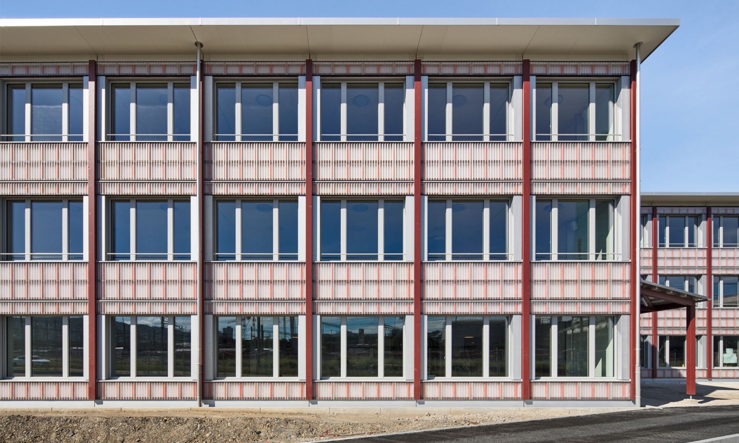 School in modular timber construction with coloured façade