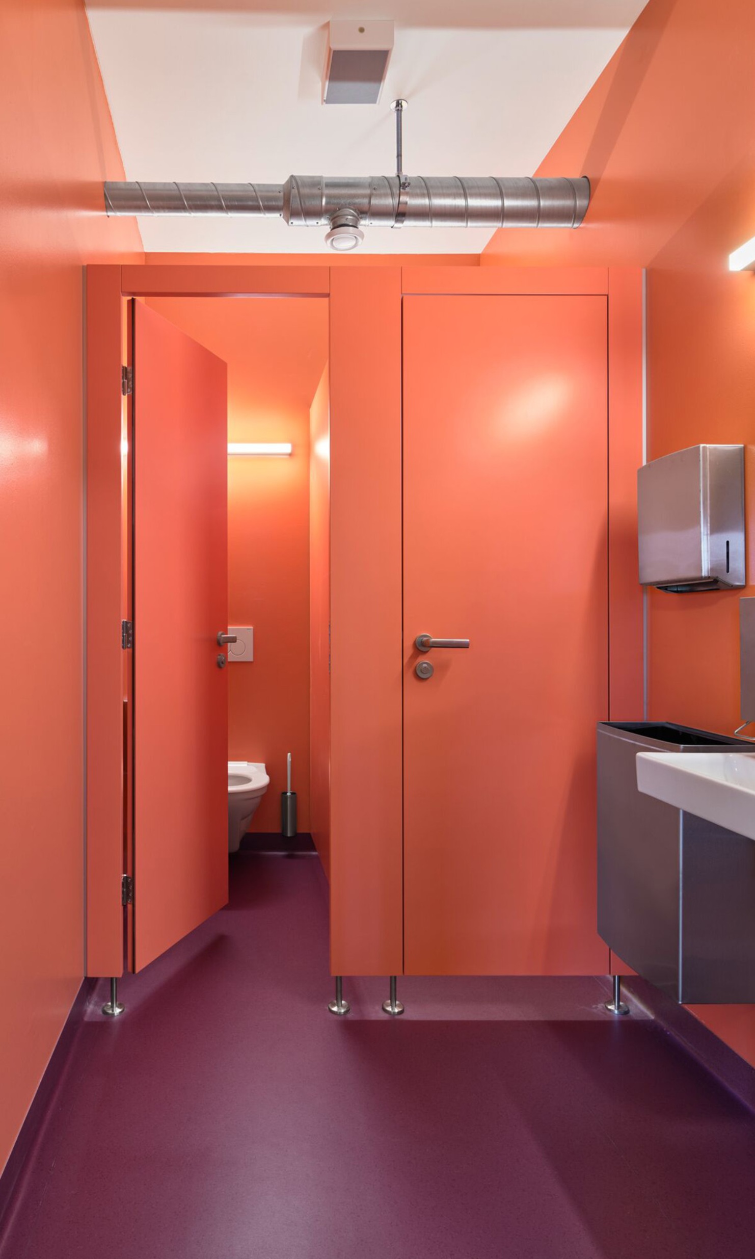 Colourful accents in the toilets