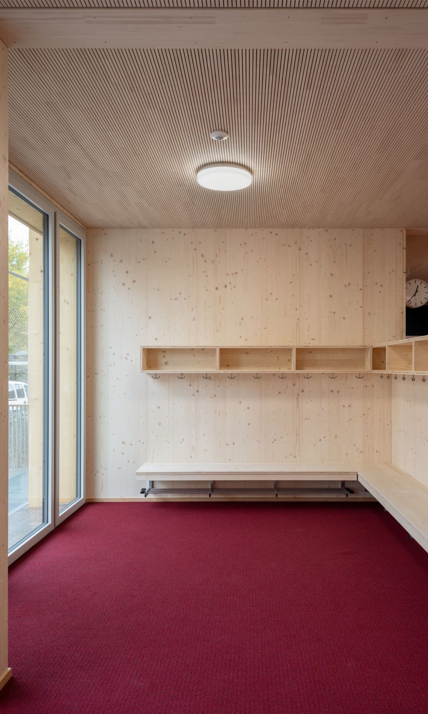 Garderobe mit Wänden und Decken aus Holz im Schulhaus Schlossmatt
