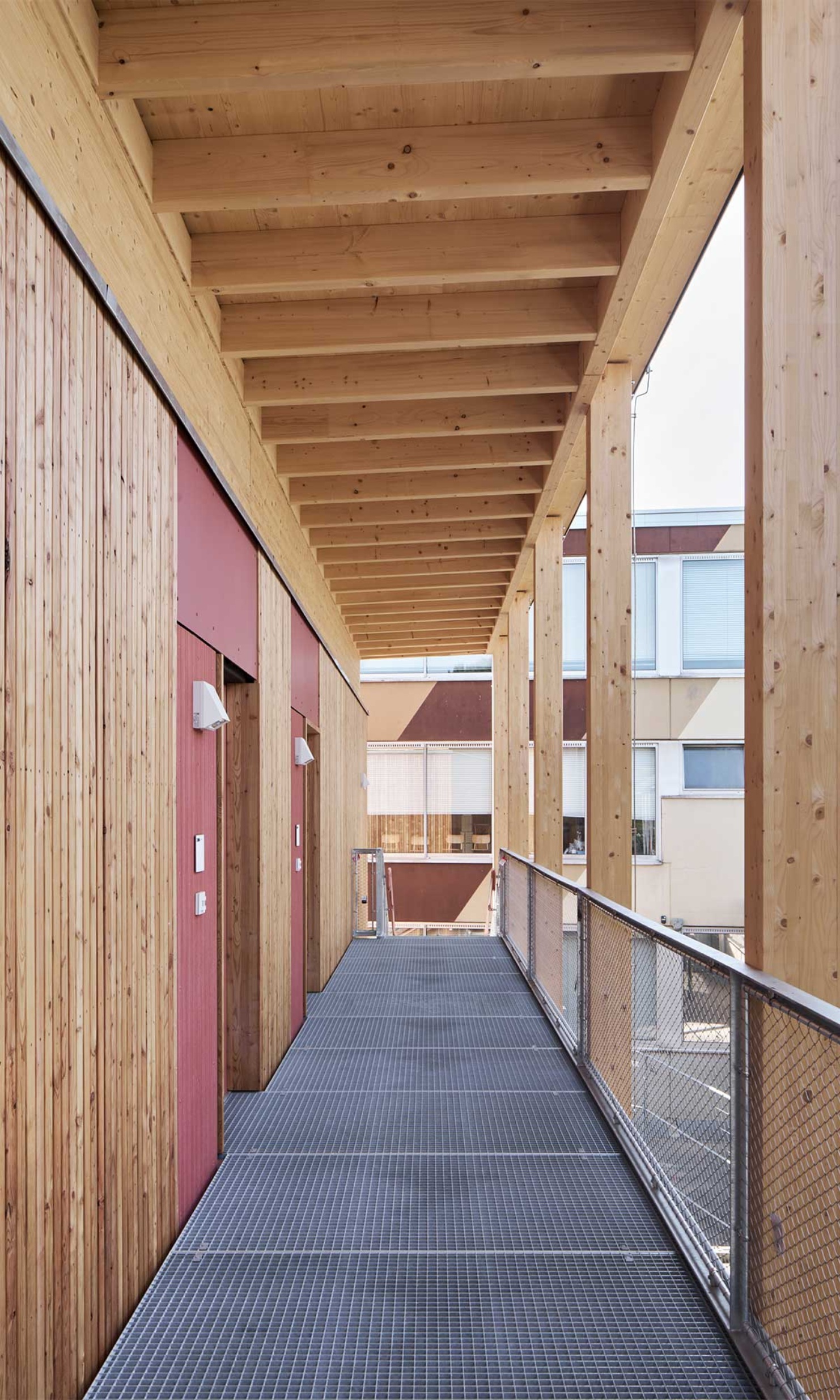 Accès au bâtiment scolaire par des pergolas