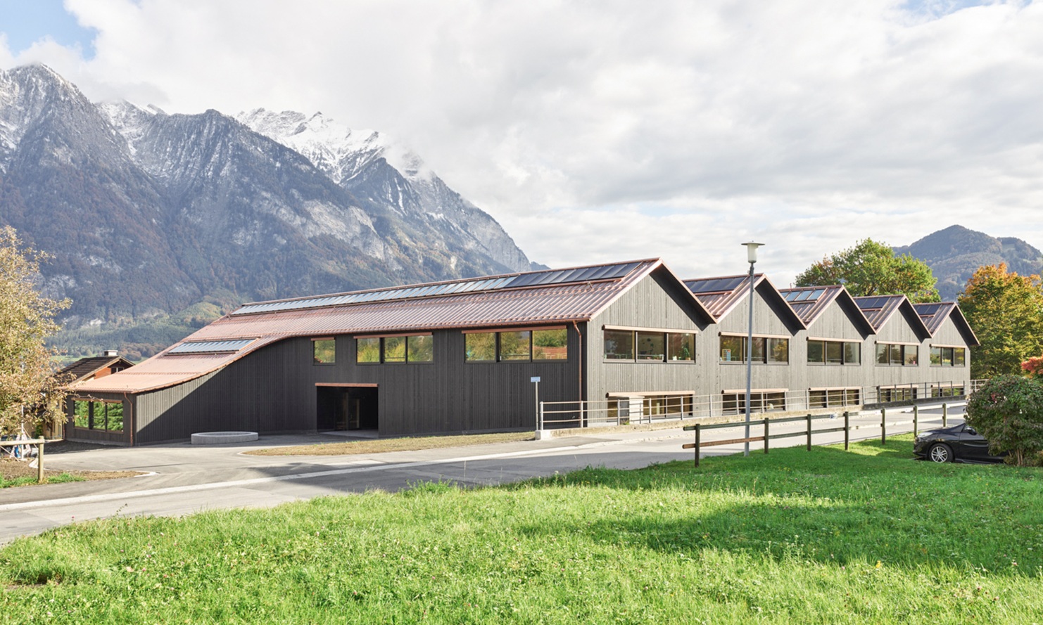 Schulhaus Wartau in Azmoos in Holzbauweise und in Form eines kleinen Dorfes