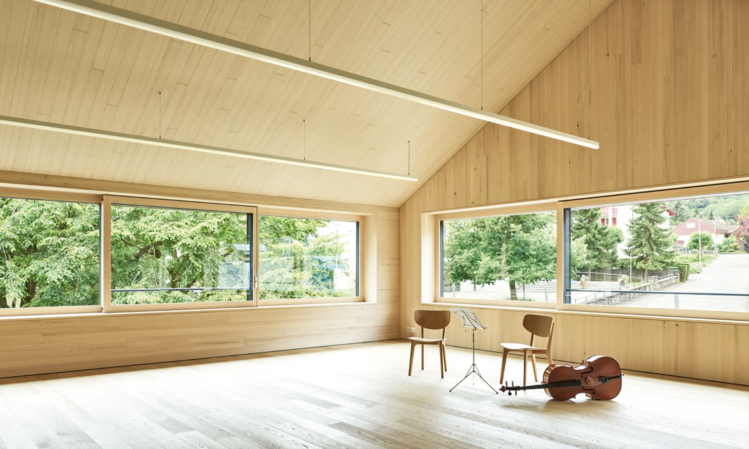Salles de classe lumineuses avec aménagement intérieur en bois et instruments de musique
