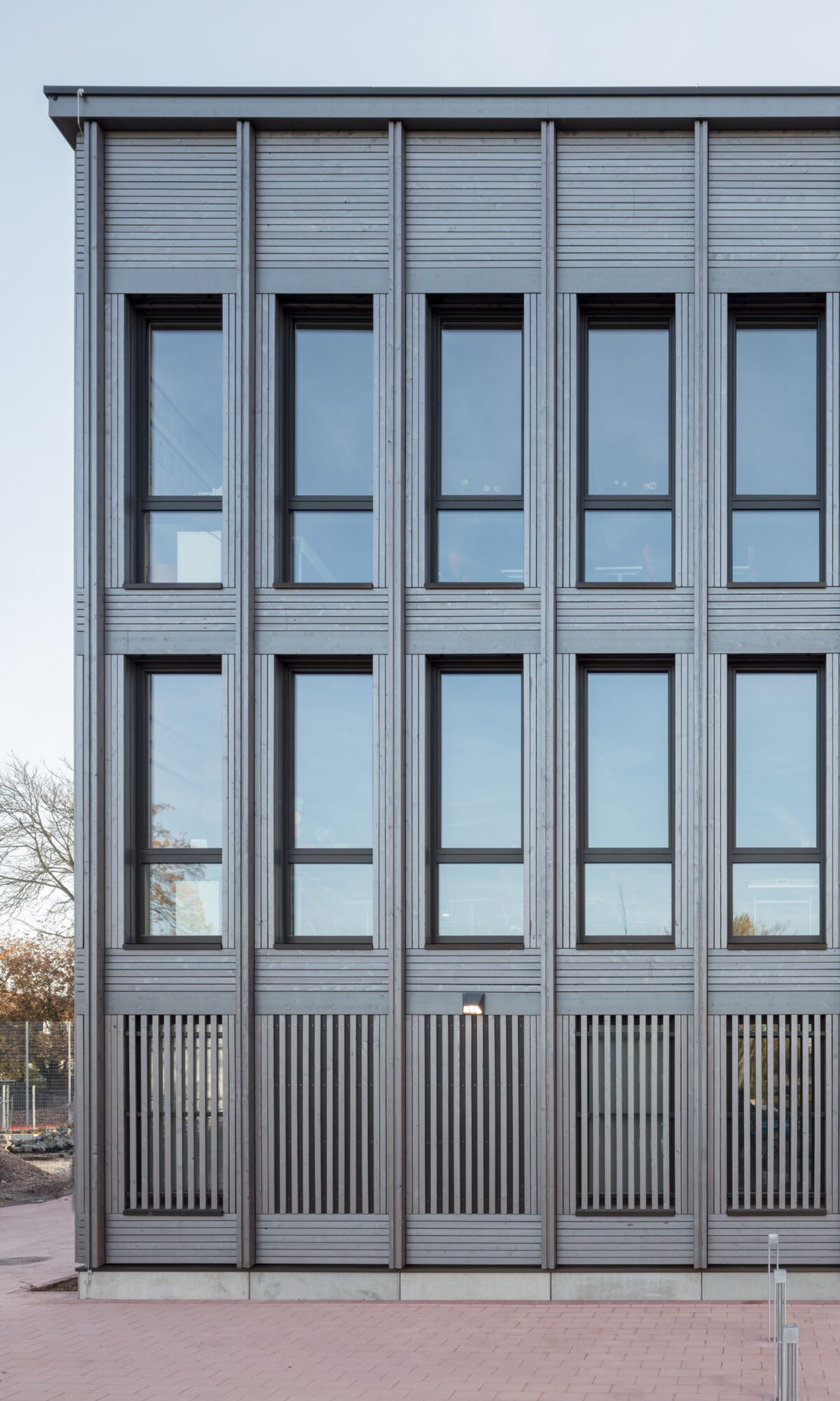 Façade du bâtiment scolaire en construction modulaire en bois 