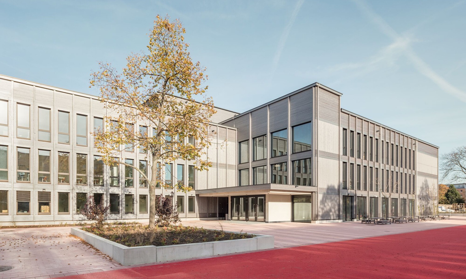 Gesamtansicht der Schule Schilfweg, Dresden, in Holzmodulbauweise