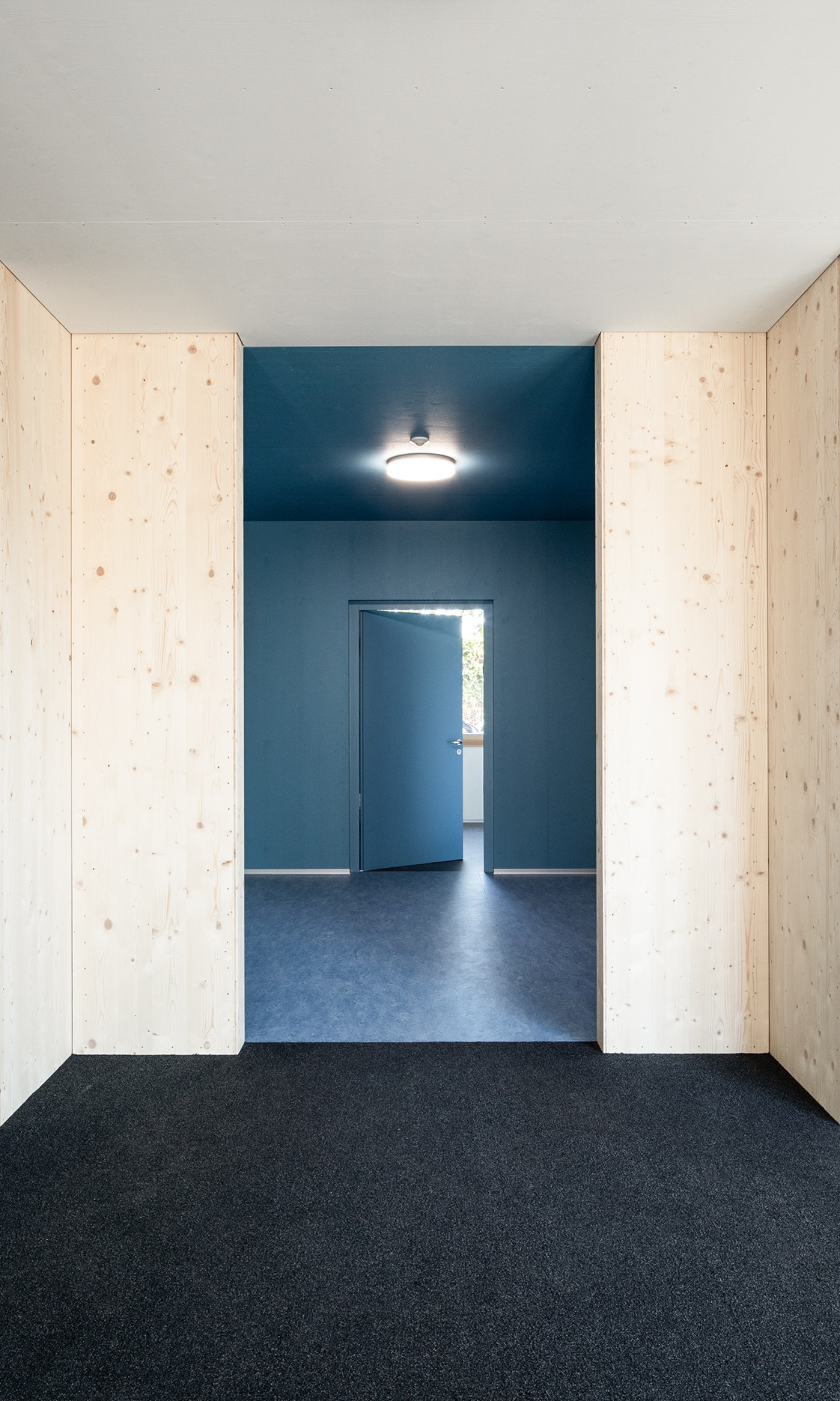 Couloir de l’école avec murs en bois dans le pavillon de Brünnen 