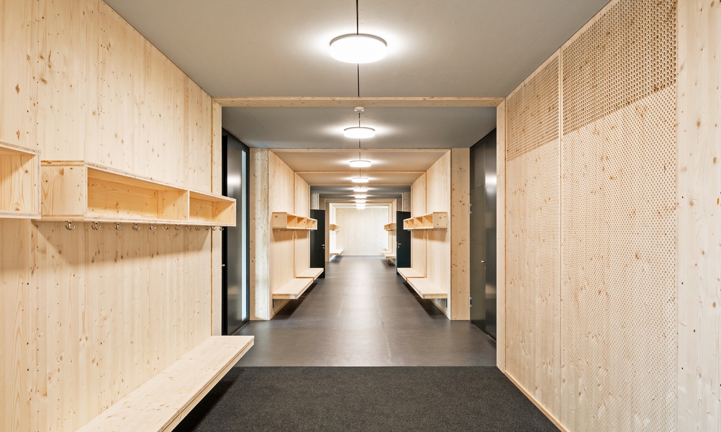 School hallway with coat hooks in the Brünnen school pavilion