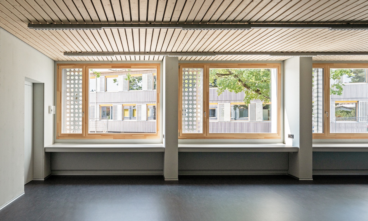 Bright classroom with large windows in the Brünnen school pavilion