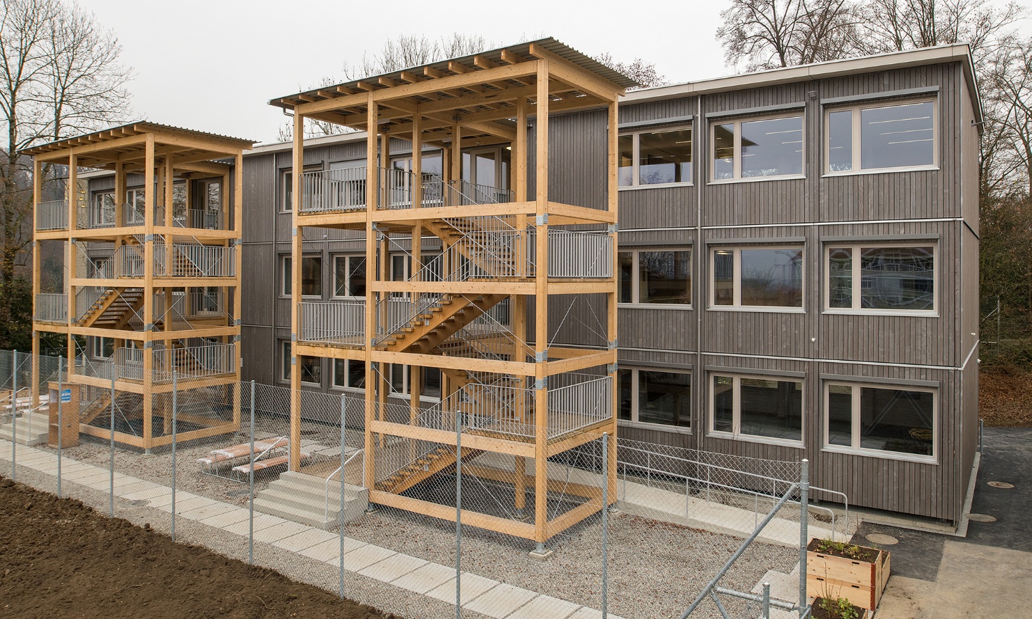 Mdular school building with three storeys and stairwells