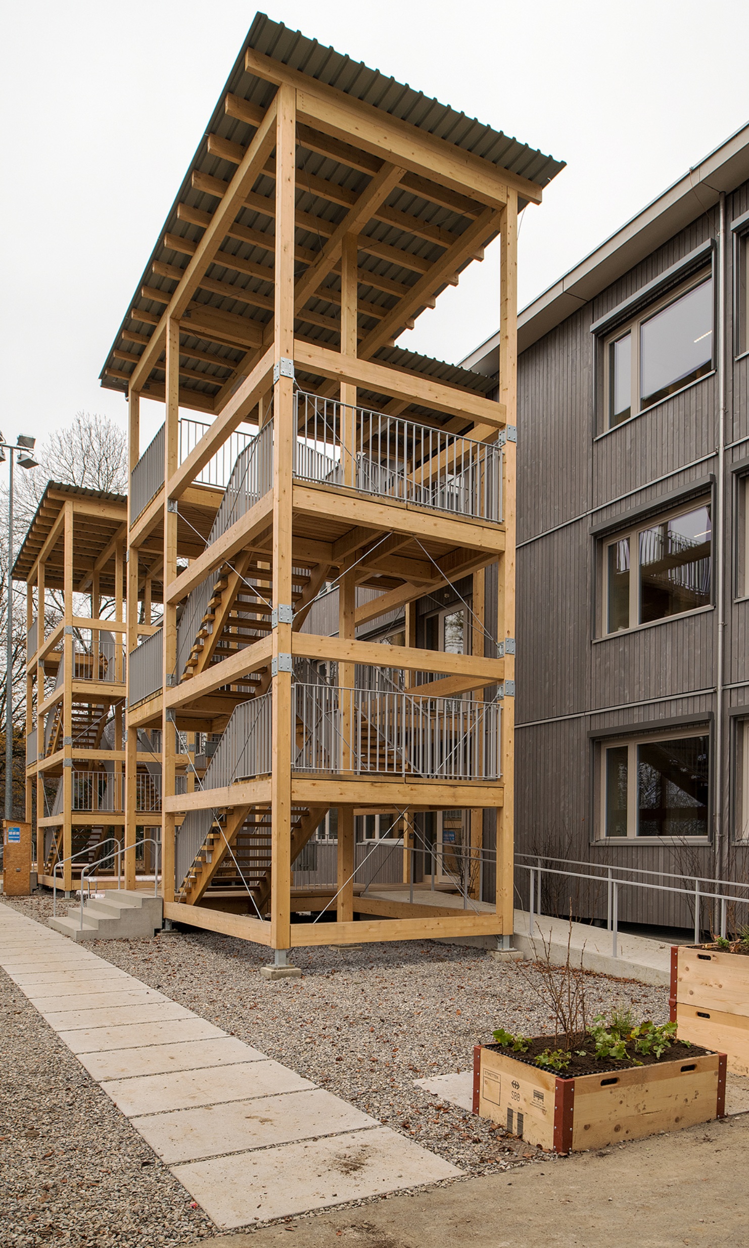 Les deux tours d’escalier en bois de l’école provisoire de Falletsche