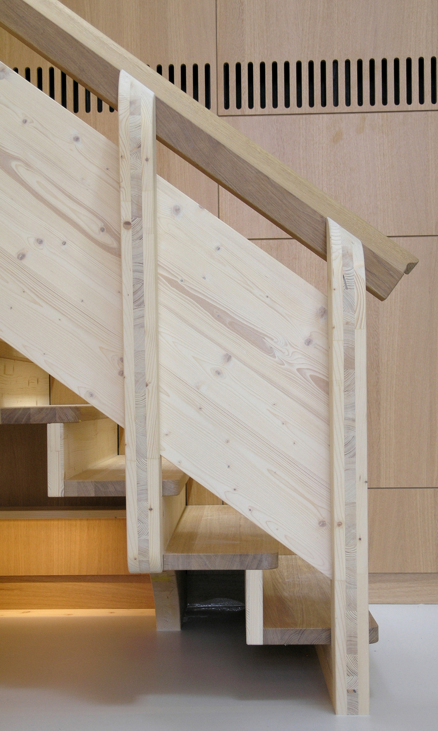 L’escalier est également entièrement en bois et dégage de la chaleur.
