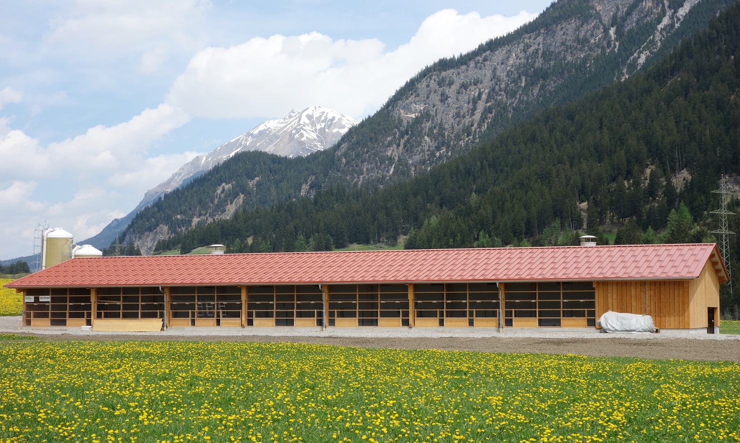 Umgeben von hohen Bergen liegt die Masthalle auf 1200 Meter über Meer.