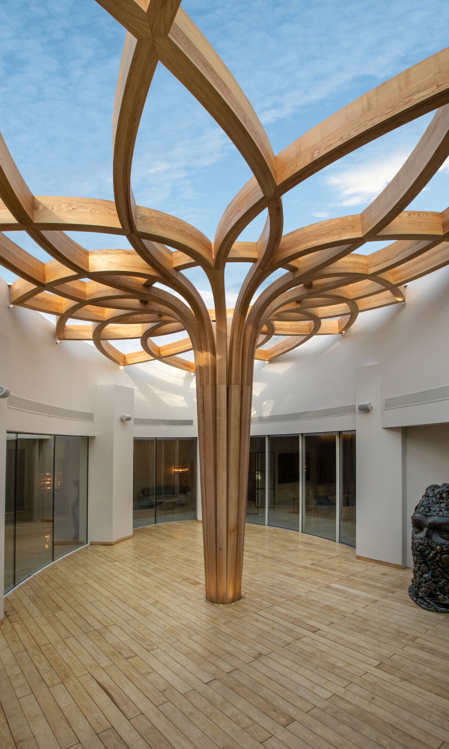 Vue générale de la sculpture en bois en forme de tournesol<br/><br/>