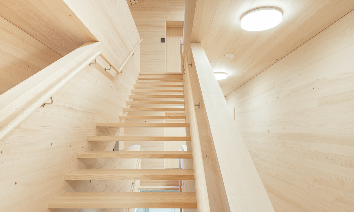 Treppe ganz aus Holz im Innern des Neubaus der Tagesstrukturen. Auch Wände, Decke und Boden bestehen aus hellem Holz