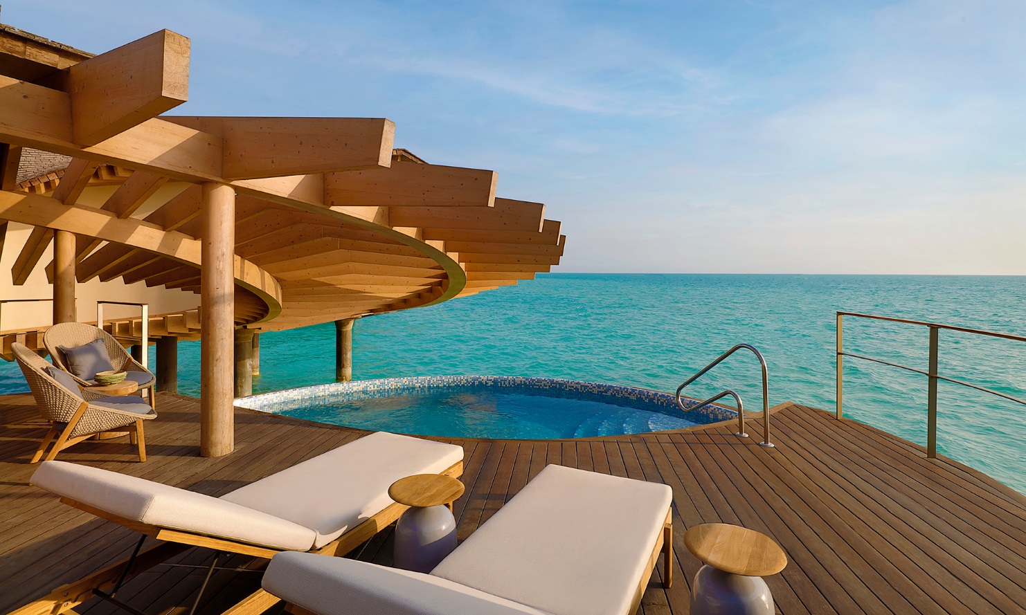 Vue sur la terrasse ensoleillée d'une des villas aquatiques au-dessus de la mer rouge