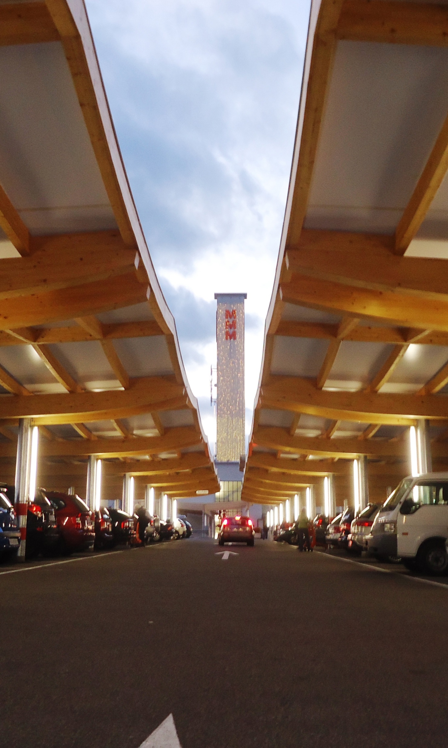 Prise de vue au milieu du parking couvert en bois devant le centre commercial Ladedorf