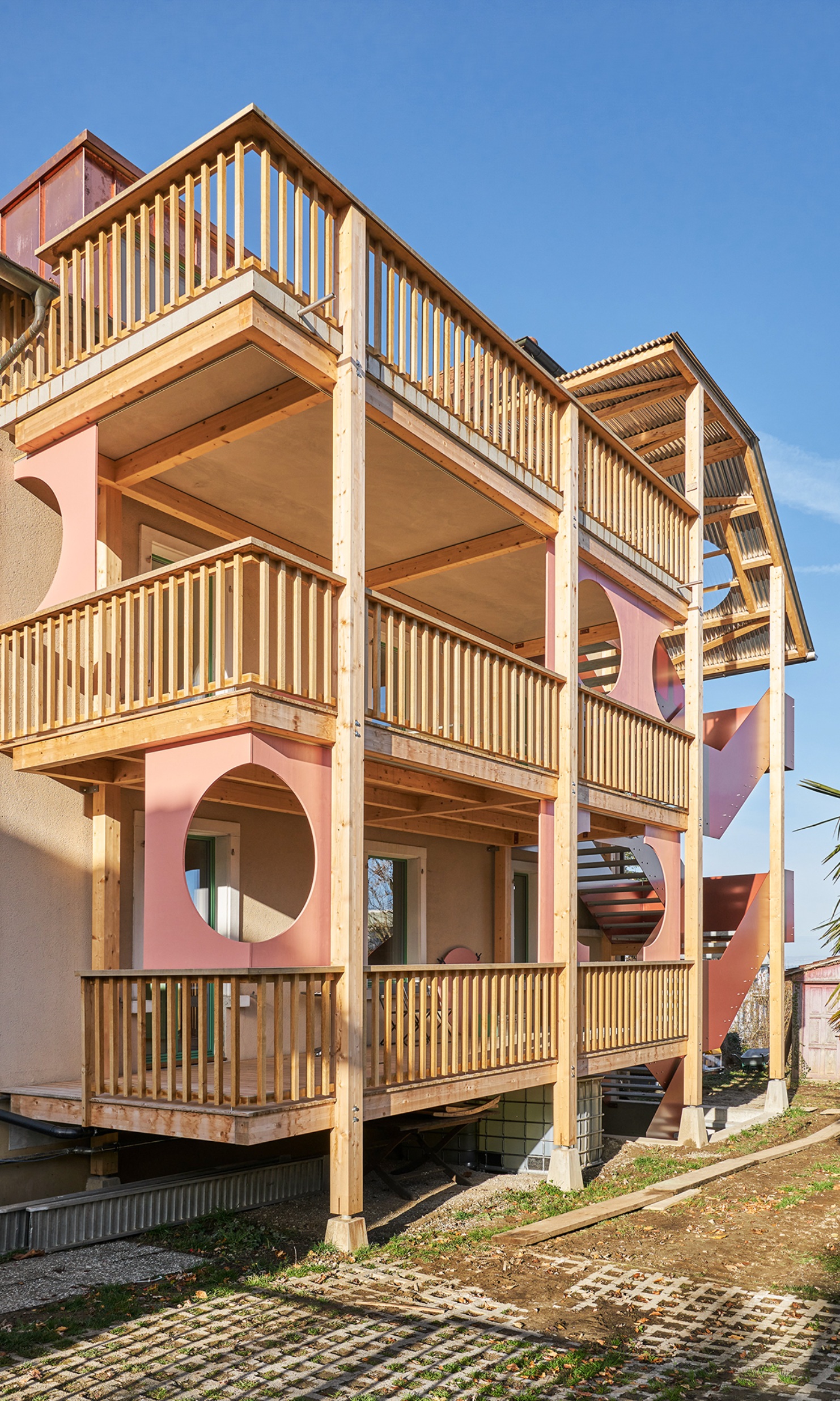 Mehrfamilienhaus mit neuen Laubengängen aus Holz 