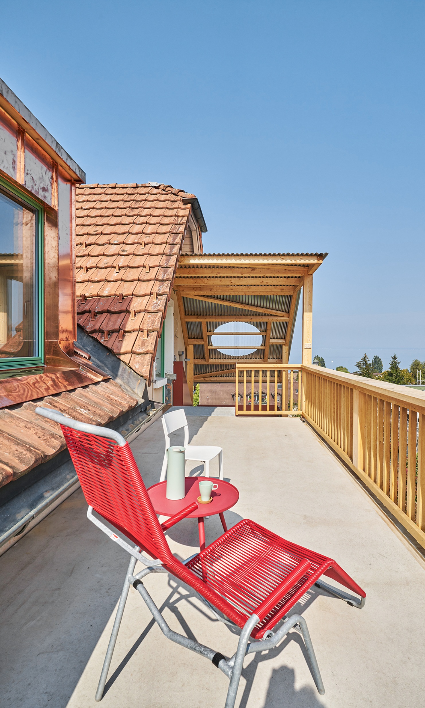 Terrasse der Dachwohnung mit Gartenmöblierung<br/><br/>