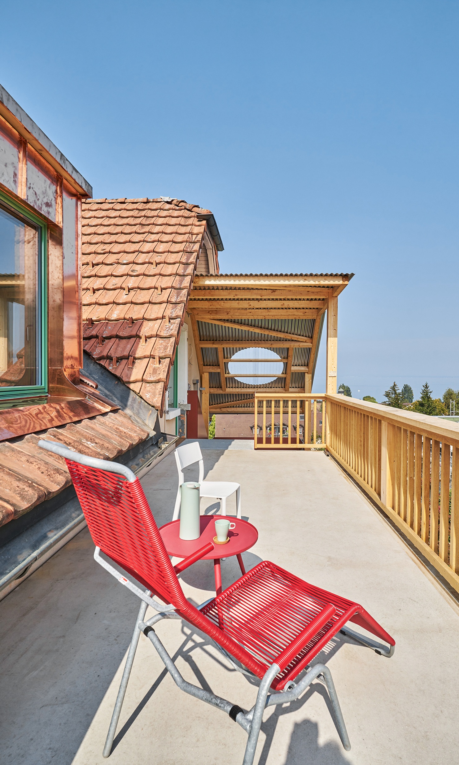 Terrasse de l’appartement à l’étage supérieur avec mobilier de jardin