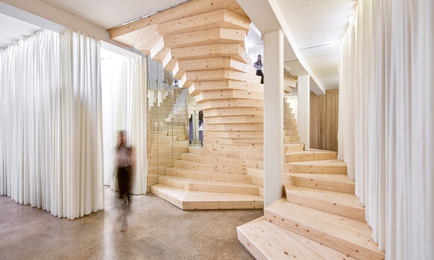 Un escalier unique est installé dans le bureau d’architecture et de design acme à Londres.