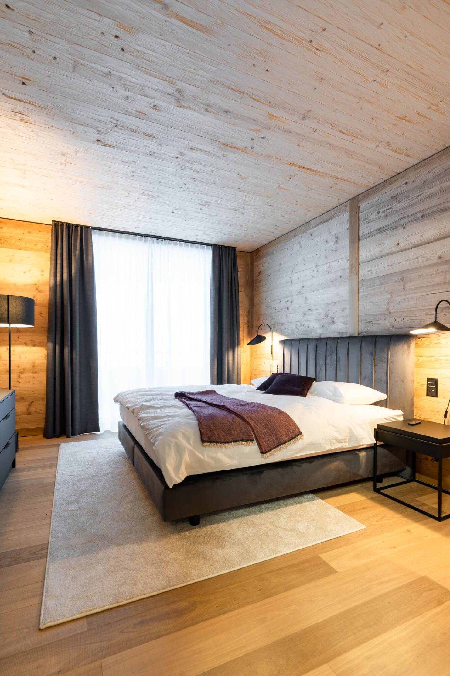 Schlafzimmer mit Holz-Innenausbau in einer Turmfalken-Suite