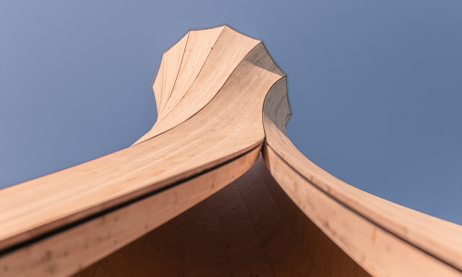 Gros plan en contre-plongée de la tour d’Urbach avec vue vers le ciel. La structure en bois, de forme spéciale et rotative, est ainsi clairement visible