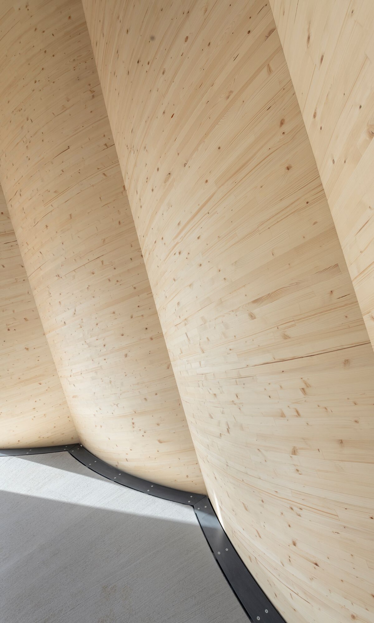 Detailansicht der gebogenen Holzbauteilen des Wangen Turms