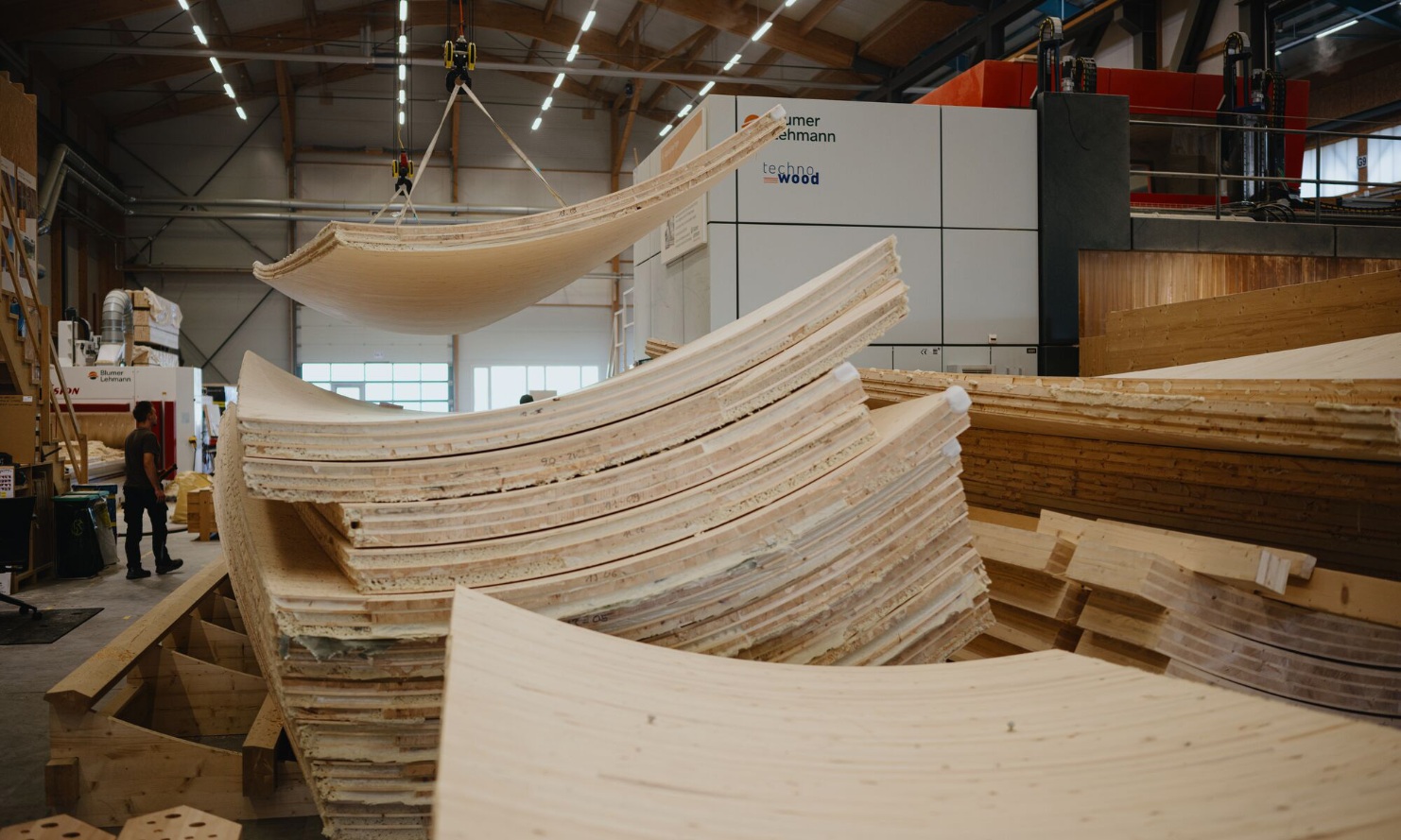 Éléments de constructions en bois pour la tour panoramique de Wangen dans le hall de production<br/><br/>