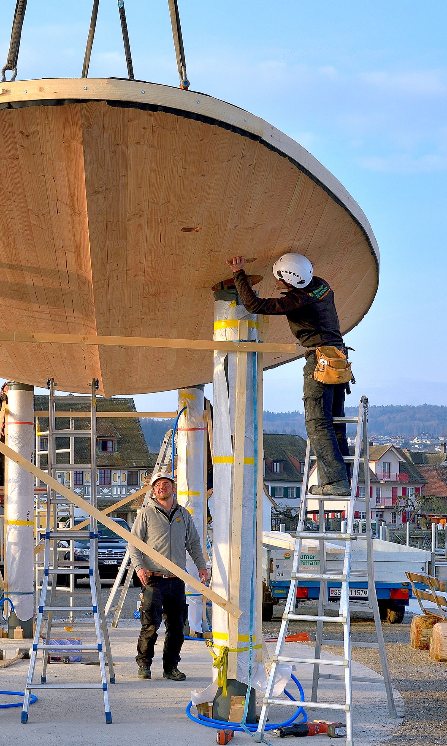 Das Dach des Wartehäuschens Stedi in Ermatingen wird montiert. 