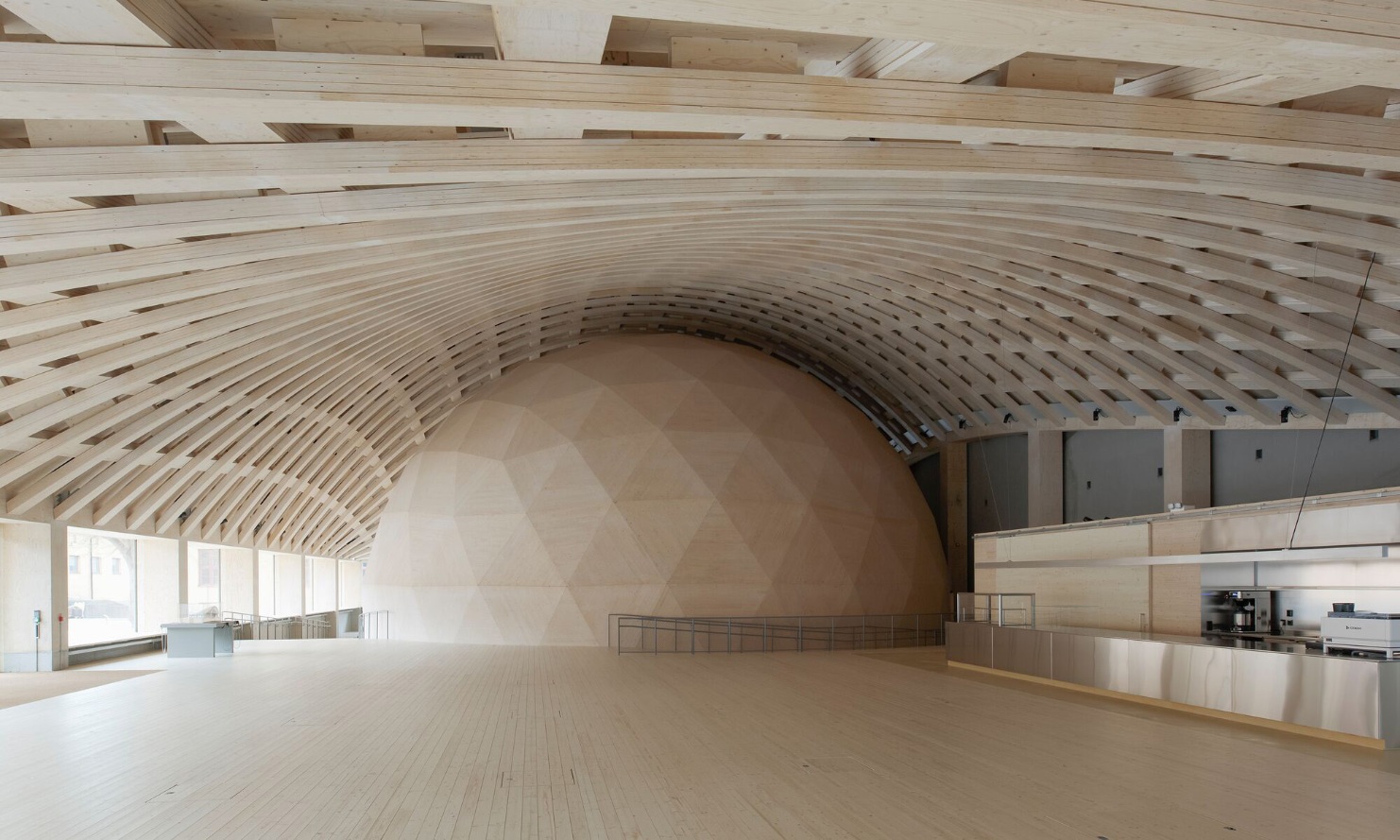 Dome construction made of CLT glulam and roof construction made of LVL laminated veneer lumber