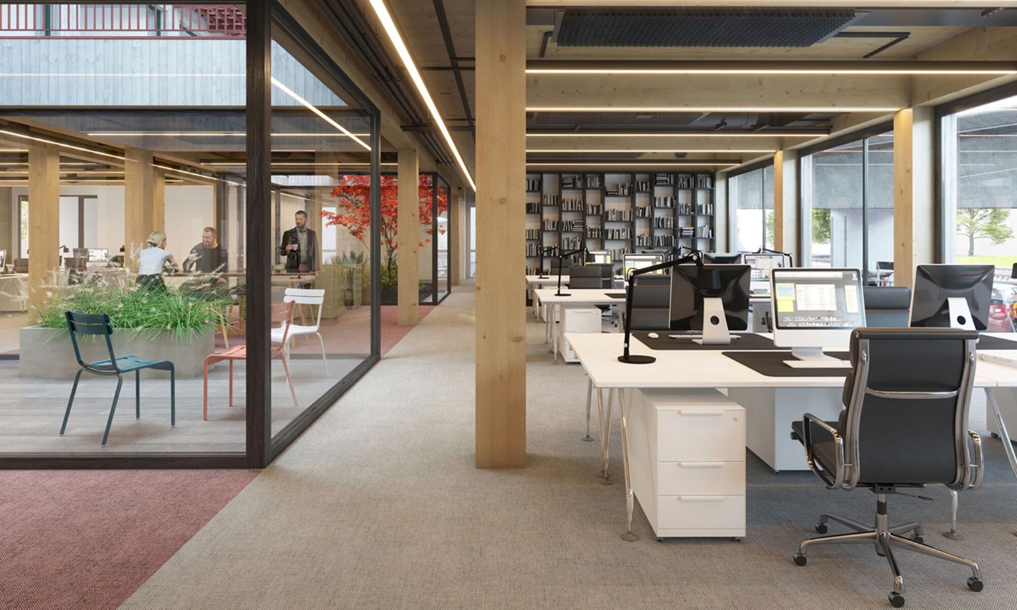 Büroräume mit Arbeitsplätzen und Innenausbau mit Holzoberflächen