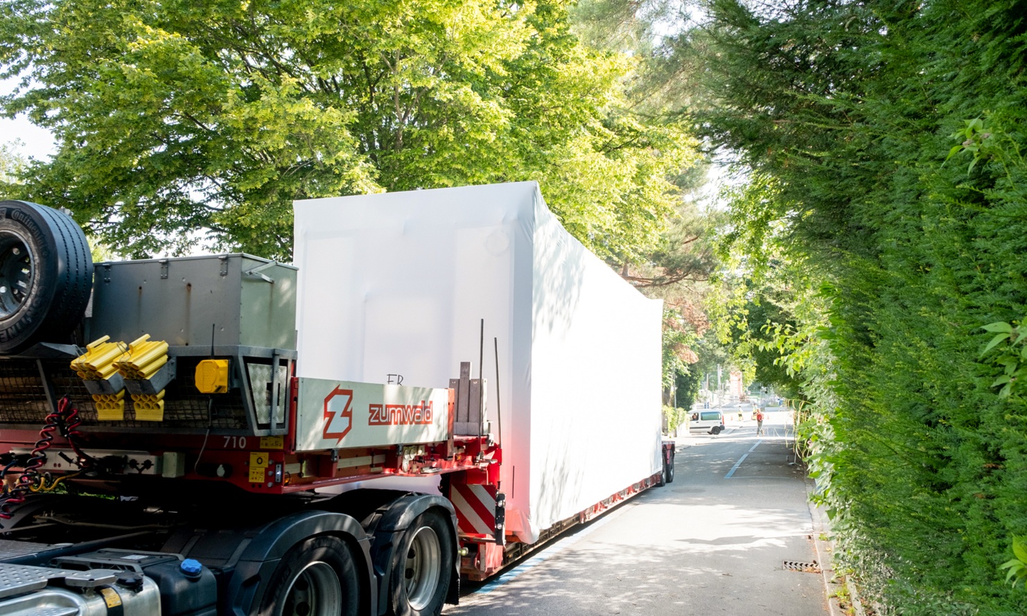 Die ZM10-Holzmodule werden auf der Strasse per Tieflader transportiert.