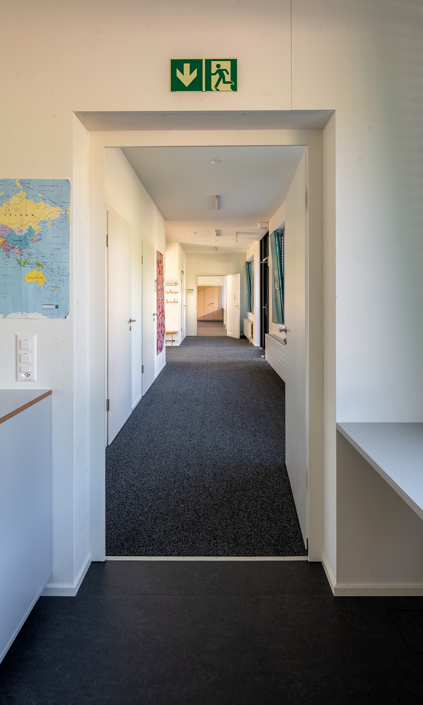 Vue sur le couloir de l'école dans le pavillon scolaire ZM10 de Sihlweid à Zurich