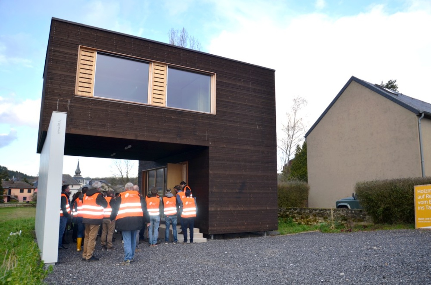 Teilnehmer des Events Luxembourg Wood Cluster vor dem Holzmodul in Luxemburg