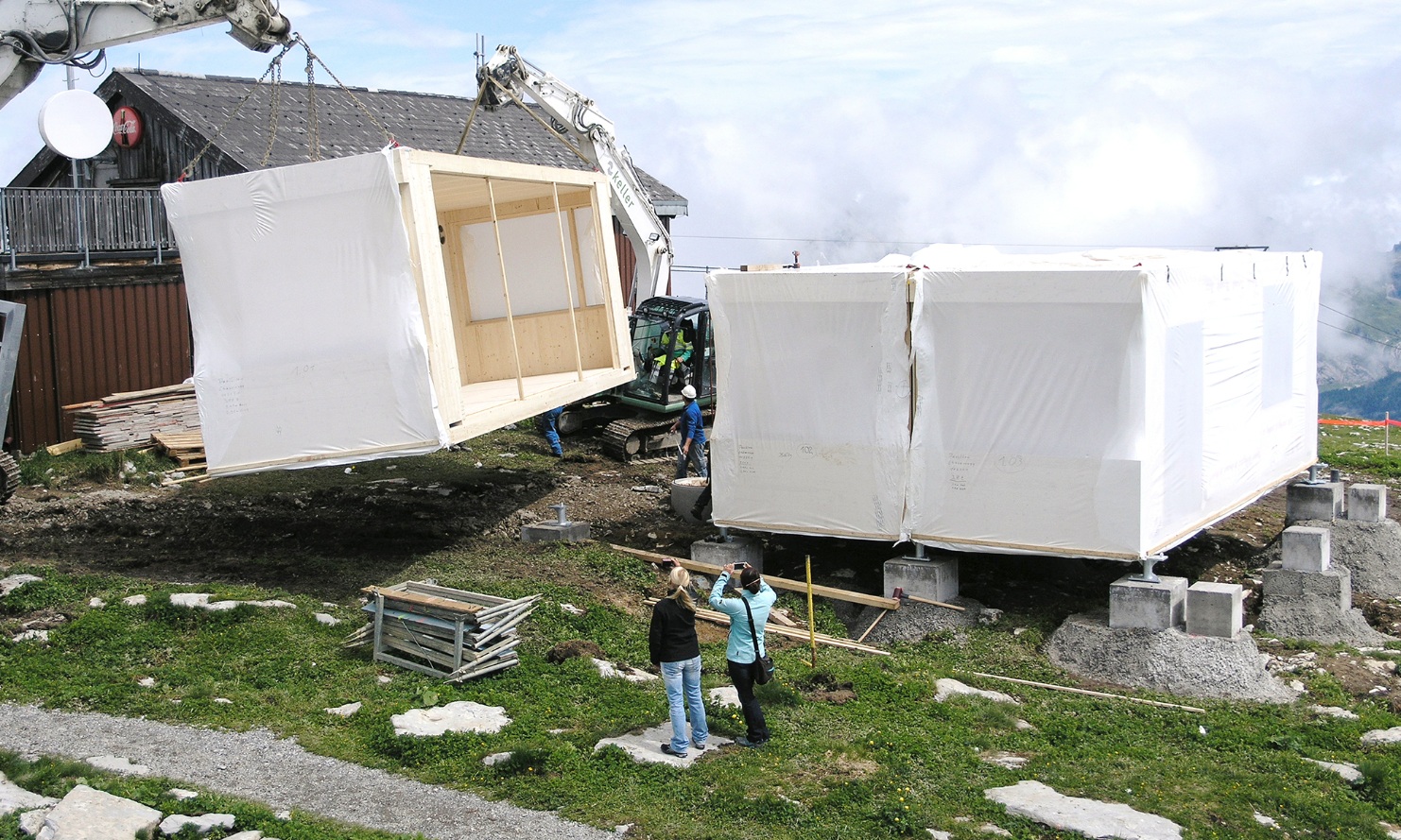 Module des Provisoriums des Berggasthauses Chäserrugg bereit für die Montage