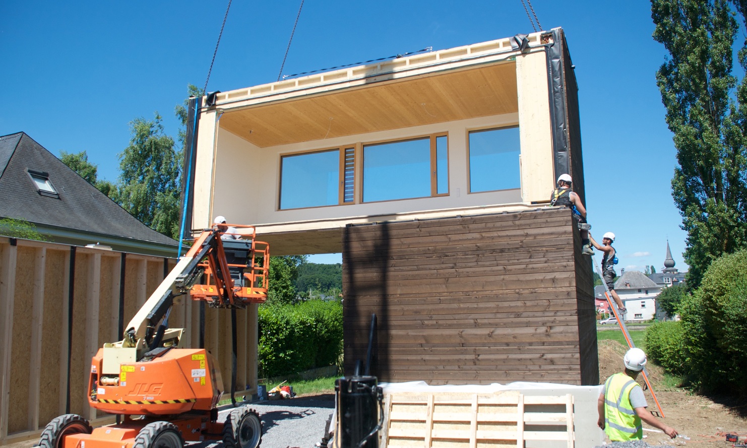 Stellen und Montage des Modulbaus in Luxemburg