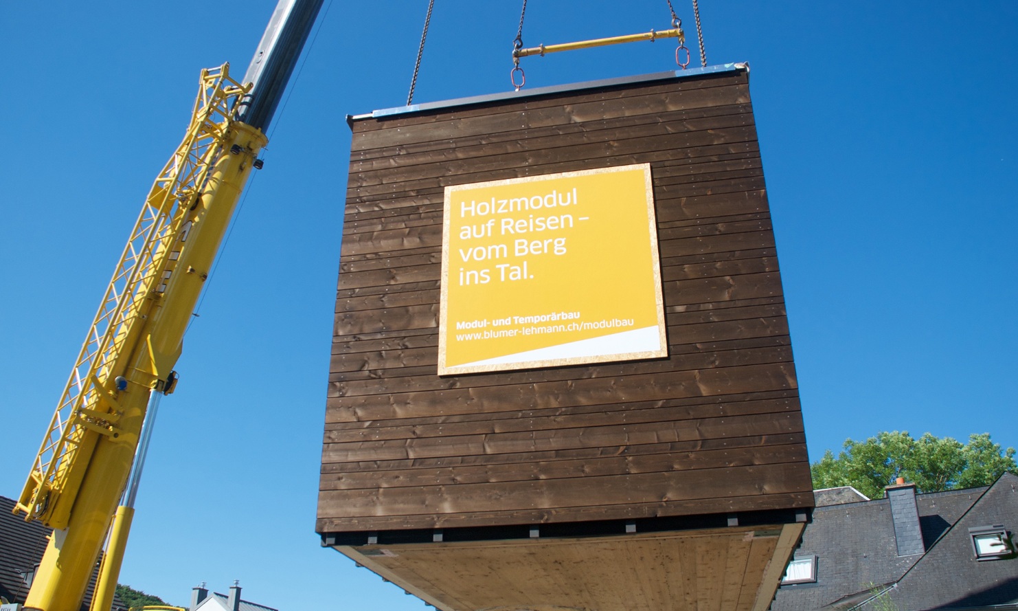 Montage des Modulbaus in Luxemburg mit dem Kran