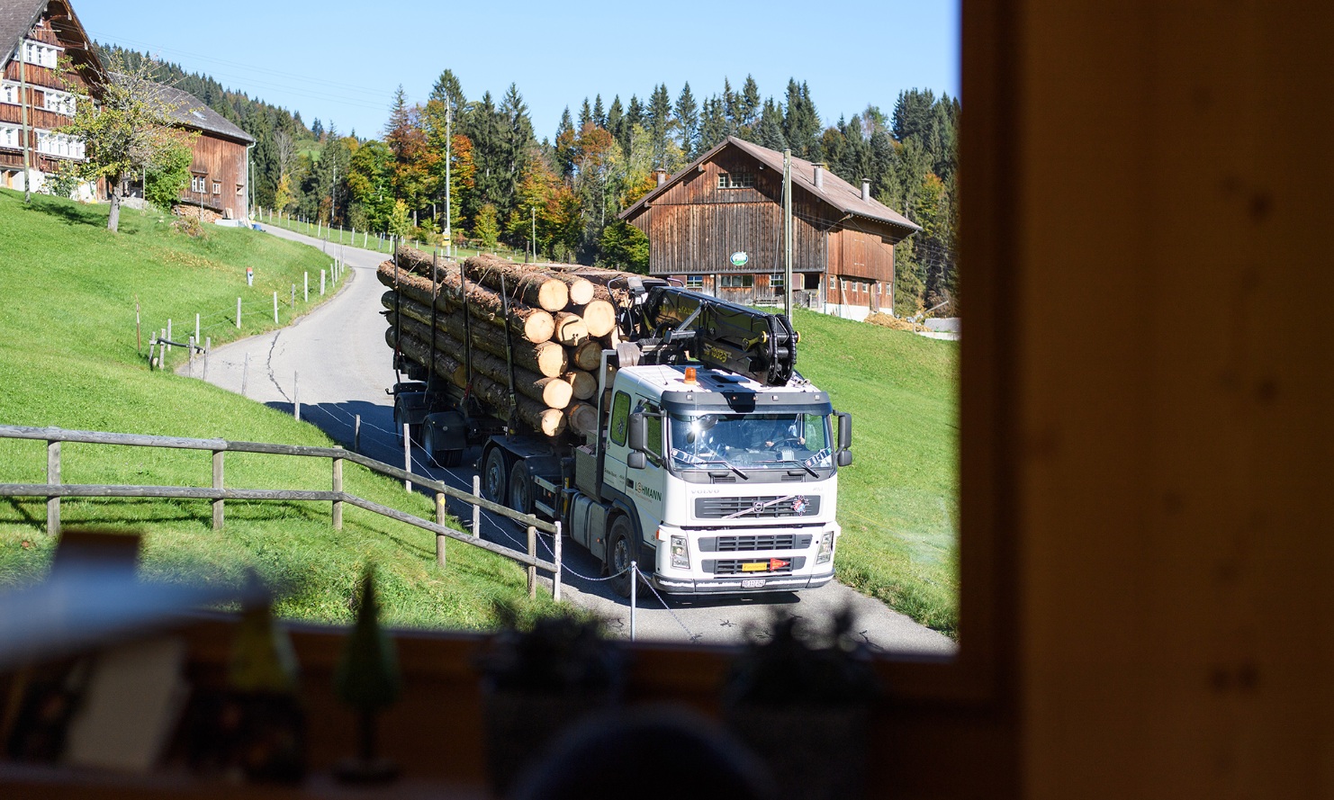 Aufnahme des Rundholz-Lastwagens aus einem Fenster