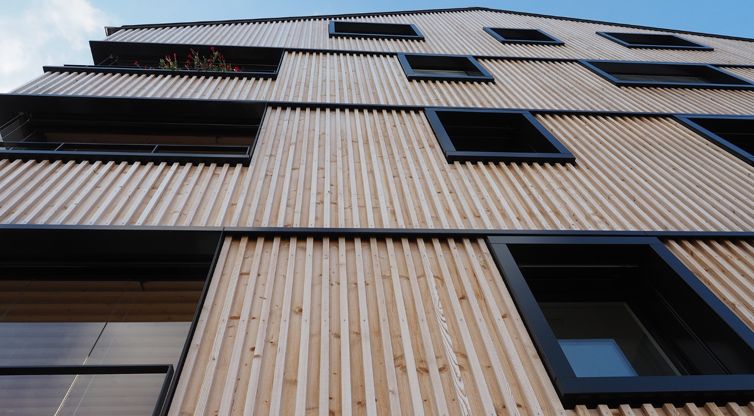 Deckleisten einer Fassade von unten mit Sicht nach oben