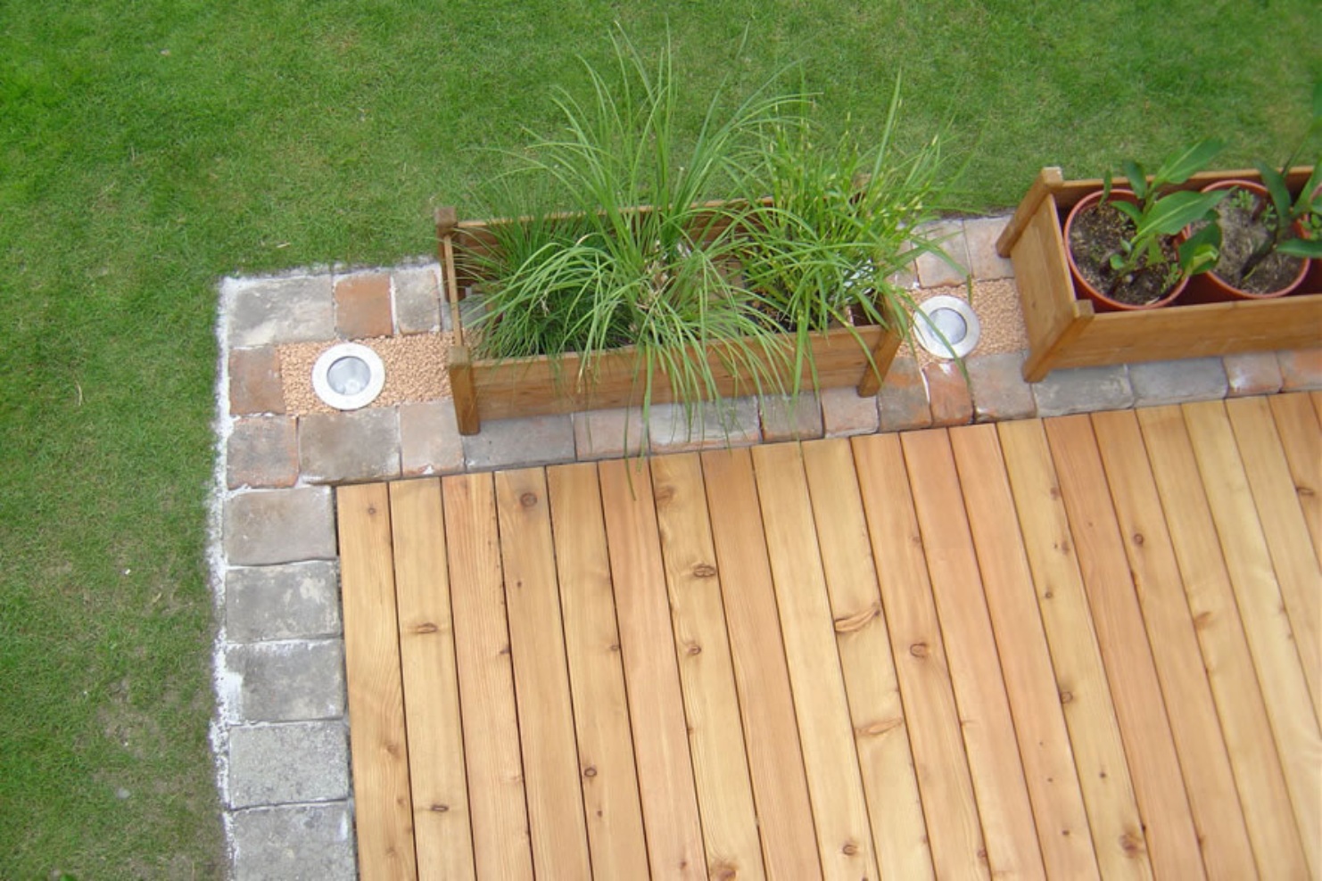 Vue d’en haut d’une terrasse en mélèze avec jardinière surélevée