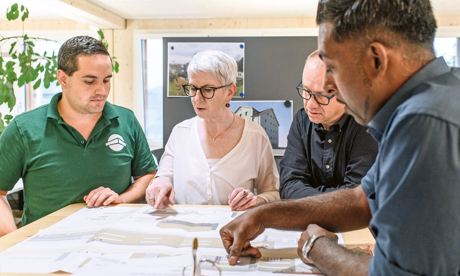 Discussion au sein de l'équipe de planification du département de l'entreprise générale de construction en bois de Blumer Lehmann