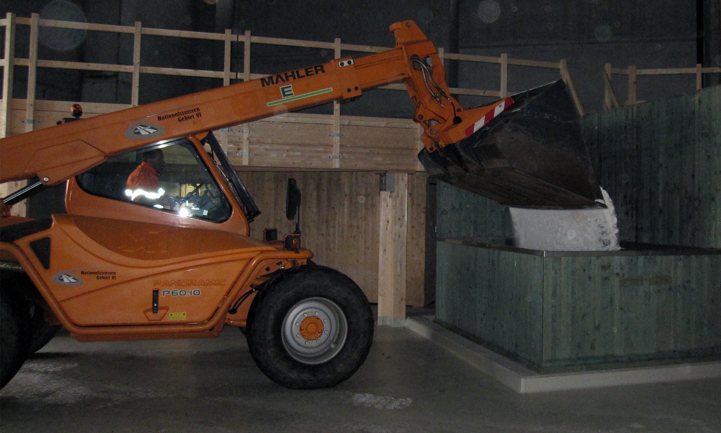 A swivel loader feeds a module conveyor system with salt