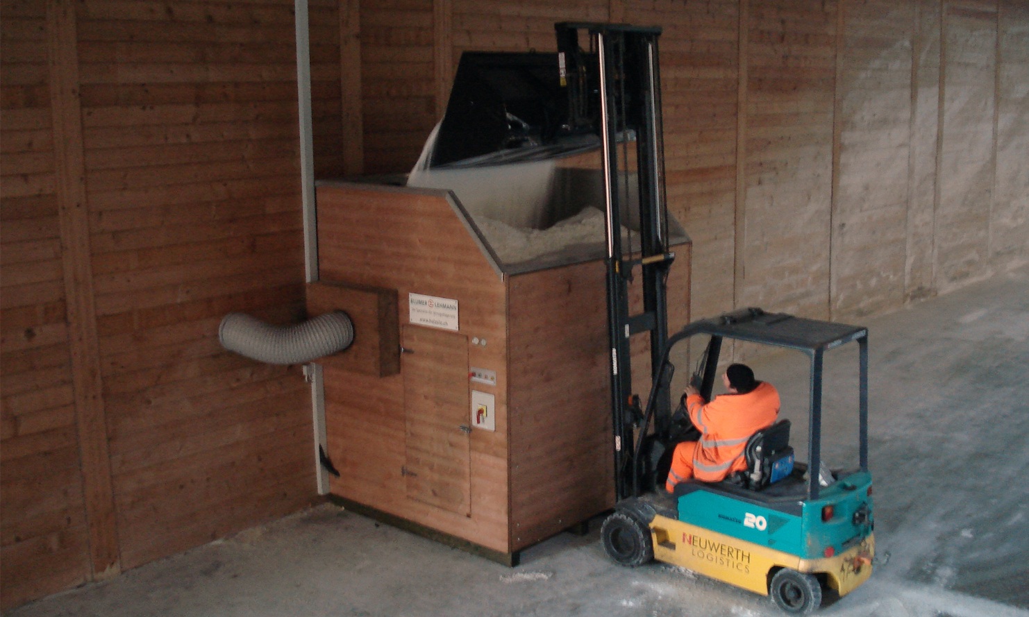 Un chariot élévateur avec pelle alimente un système de convoyage de sel modulaire