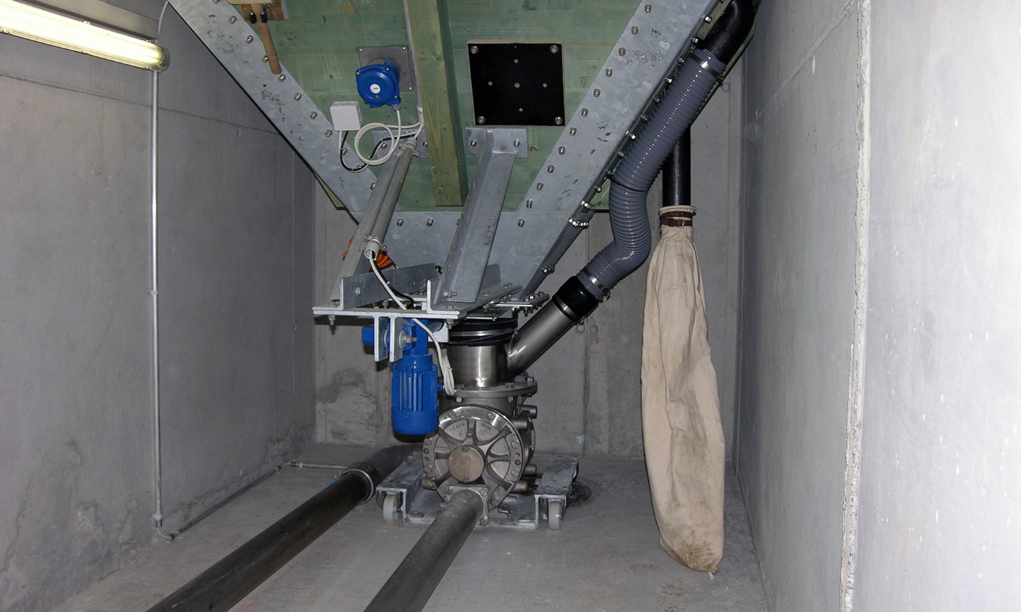 Stationary underfloor conveyor system