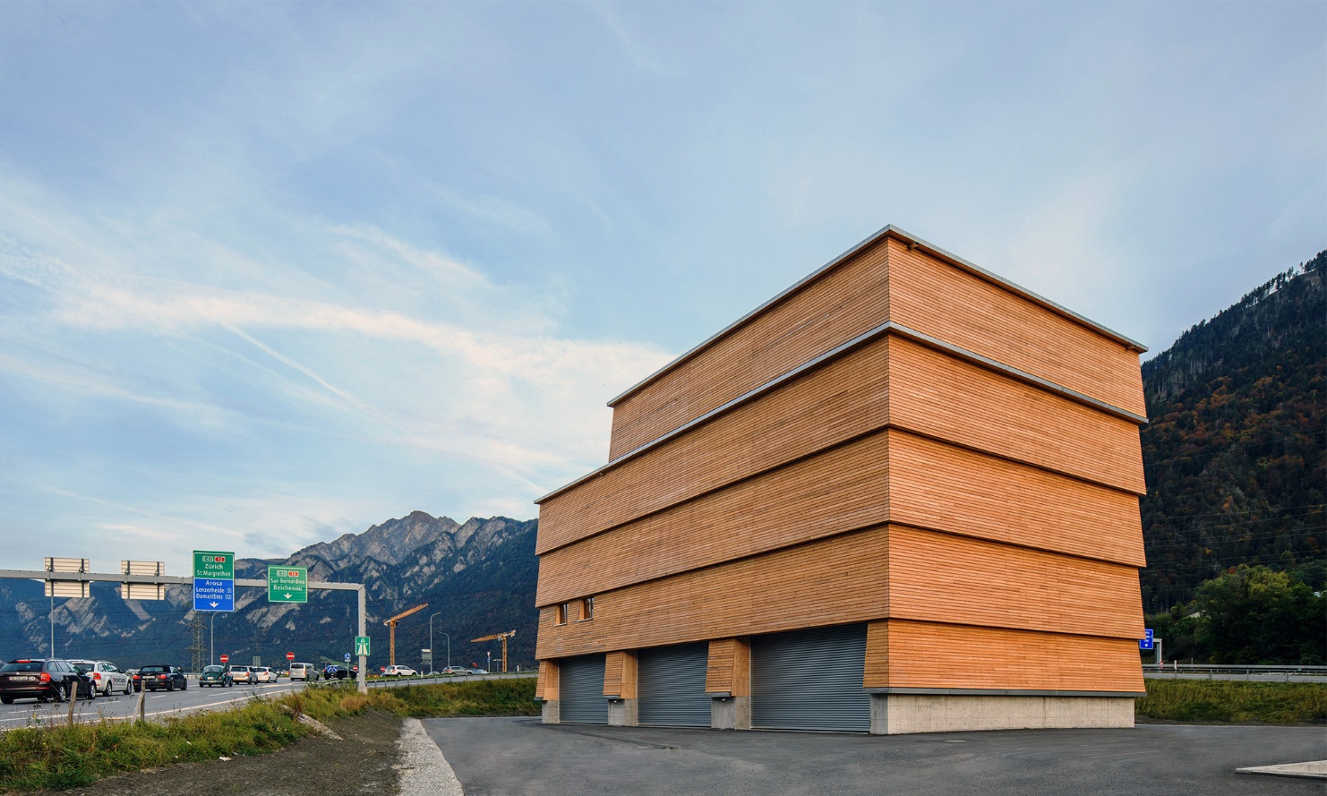 Siloanlae Chur Gesamtaufnahme mit Autobahnverkehr