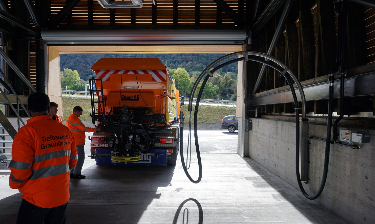 Siloanlage Chur Betankung vom Winterdienstfahrzeug im Innern der Anlage